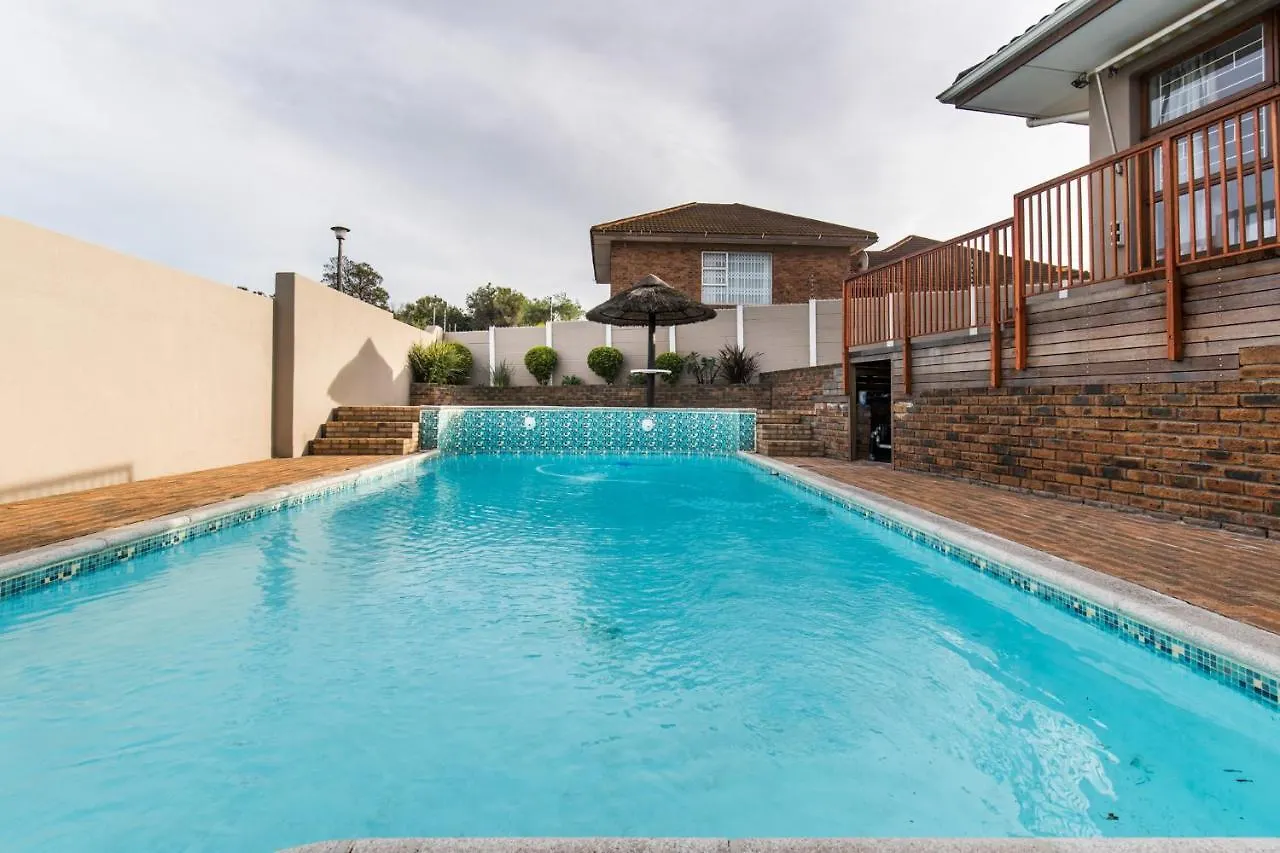 Cornerstone Guesthouse Alk Van Zyl Parow 0*,